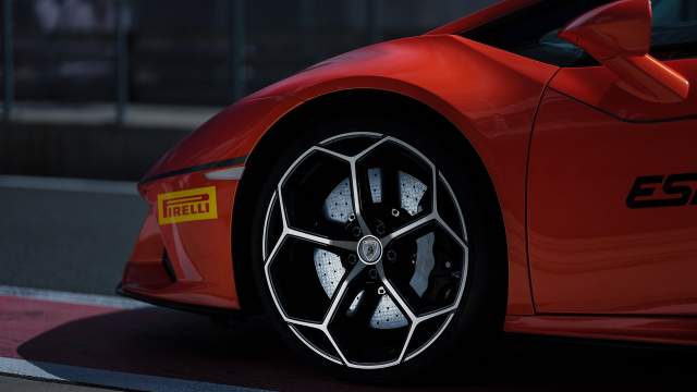 Спереди стоят шины Pirelli размерностью 245/30 R20, сзади — более широкие 305/30 R20. Тормоза углеродкерамические, вентилируемые
