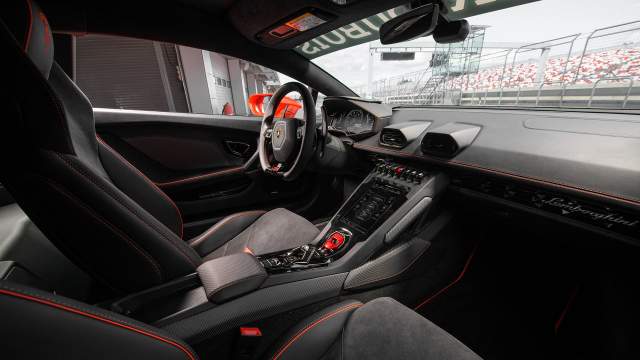 Салон отделан алькантарой и углепластиком