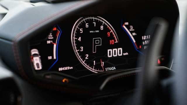 Графика приборной панели напоминает мотоциклетную