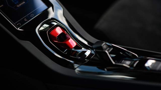 Кнопка запуска двигателя спрятана под откидной крышкой