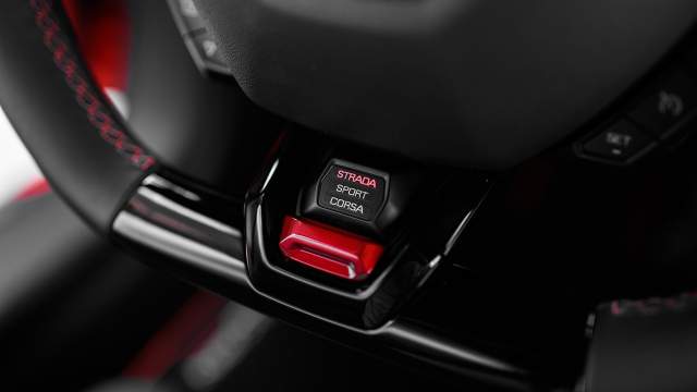 Режимы движения переключаются клавишей в нижней части руля