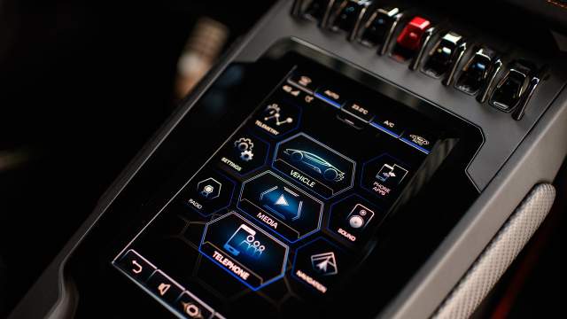 На центральной консоли появился тачскрин новой мультимедийной системы