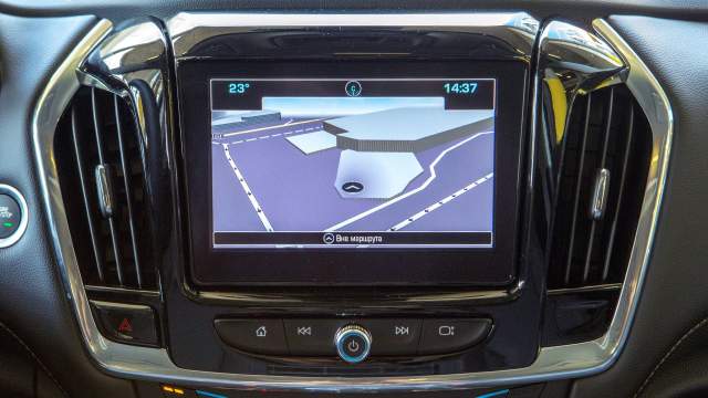 За 8-дюймовым тачскрином есть вместительный отсек