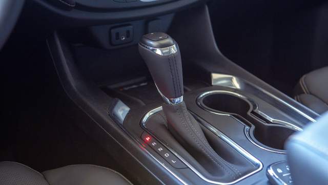 Ручное переключение передач непривычно. В нише под консолью размещена беспроводная зарядка и USB-разъемы