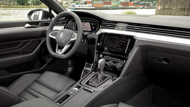 Интерьер версии R-Line оформлен в спортивном стиле