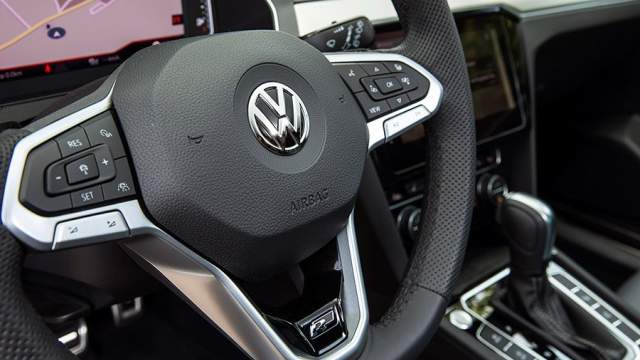 Руль новый. Клавишей левой спице включается система Travel assist, на правой — кнопка переключения режимов цифровой приборной панели