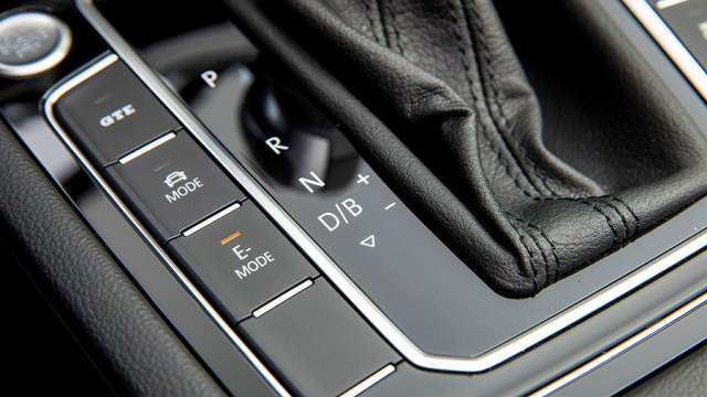 Электрический режим включается отдельной кнопкой, а рекуперация — селектором трансмиссии