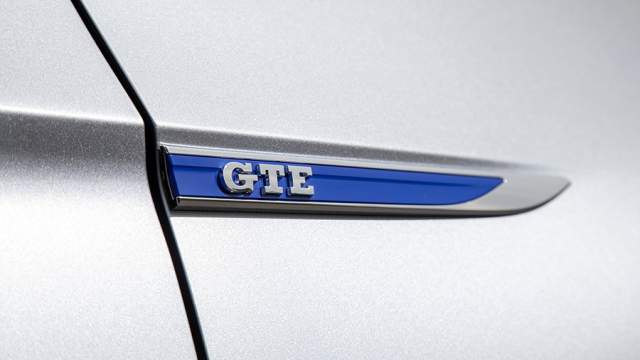 А еще ее можно опознать по синим шильдикам