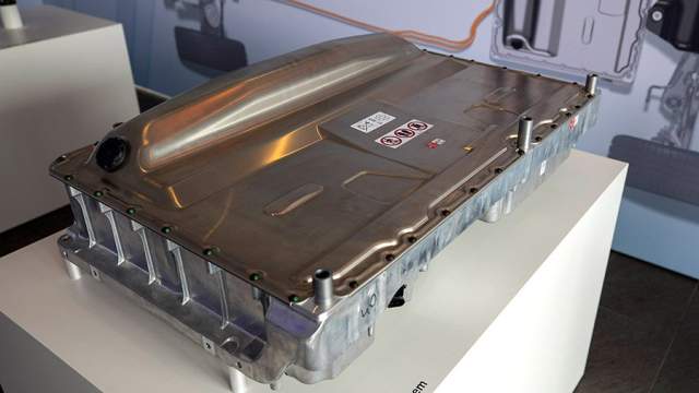 Батарея весит 135 кг и не оставляет места для запаски