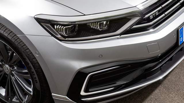 Версия GTE внешне отличается светодиодными «скобками» и своим дизайном дисков