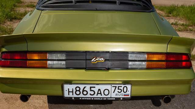 Лючок бензобака расположен по центру