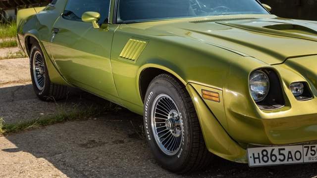 Воздухозаборник на капоте фальшивый, а на крыле — настоящий