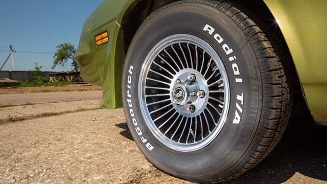 Шины здесь по моде 1970-х высокопрофильные и пухлые, а размер дисков — 15 дюймов