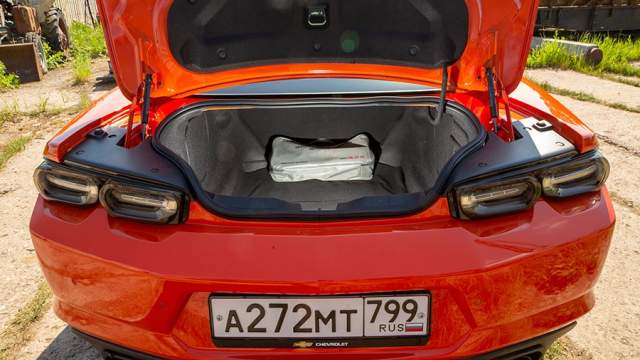 Объем багажника — 320 литров, но проем очень узкий. Изнутри есть ручка открывания, но человек сюда если протиснется, то с большим трудом