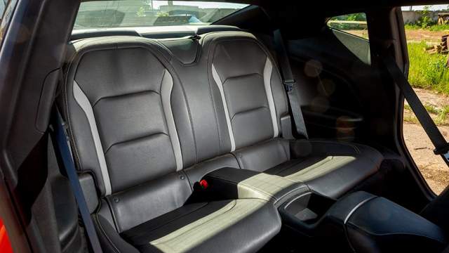 Сзади тесно, можно посадить разве что детей