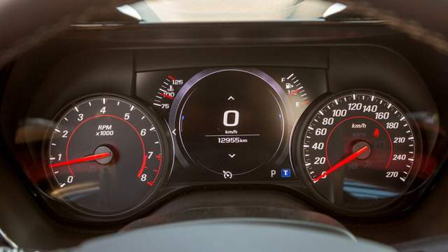 Центральный циферблат виртуальный, есть проекция на лобовое стекло