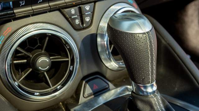 Температура воздуха регулируется, необычно — хромированными ободками