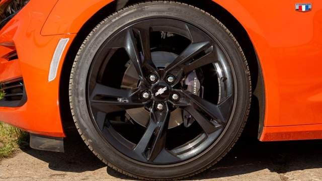 Диски уже в базе 20-дюймовые с шинамы разного размера на передней и задней оси