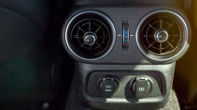 Задние пассажиры могут регулировать температуру обдува