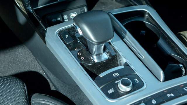 Нефиксируемый джойстик «автомата» слегка подтормаживает, Ручкой на тоннеле можно выбирать режимы движения