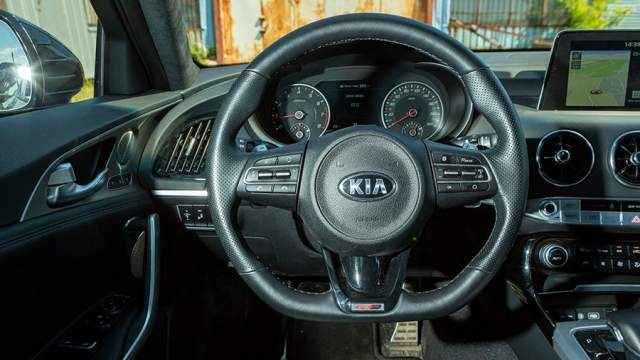 Руль, как у бюджетных моделей, но срезан по хорде