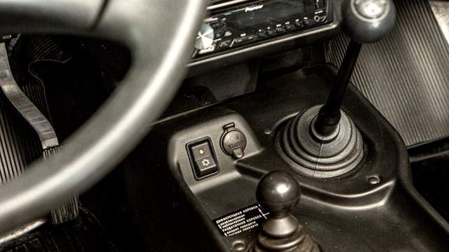 Внедорожная трансмиссия управляется двумя рычажками. Первый блокирует центральный дифференциал, второй включает пониженную