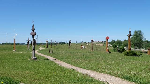 Холм Ангелов, вопреки крылатым библейским фигурам, напоминает языческое святилище