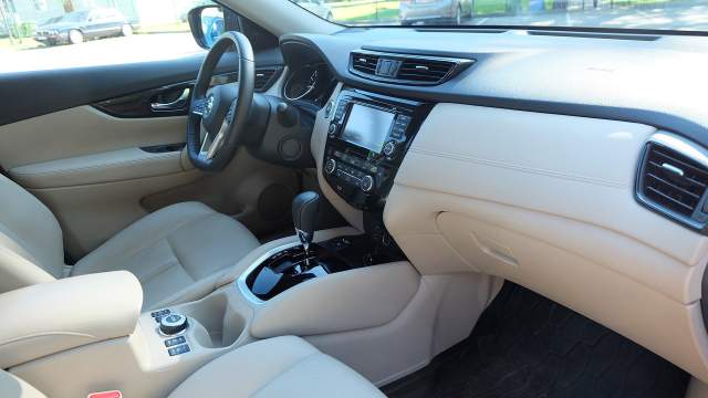 Двухцветная панель в X-Trail кажется массивной на вид и навевает воспоминания о японских автомобилях 90-х