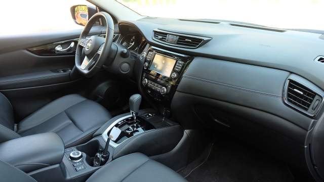 Кожзам с прострочкой на передней панели сделал симпатиный салон Qashqai еще дороже на вид и уютнее