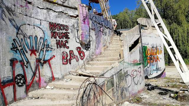 В Литве до сих пор встречаются граффити на русском языке, но здесь упоминание о ВДВ выглядит органичной частью достопримечательности