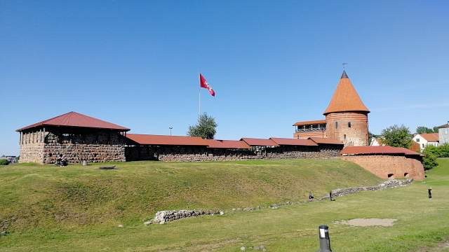 Каунасский замок, от которого остались только пара башен и стена, больше похож на место археологических раскопок, чем историческое здание