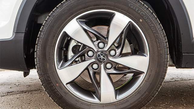 Из-за высокого кузова 16-дюймовые колеса кажутся крохотными