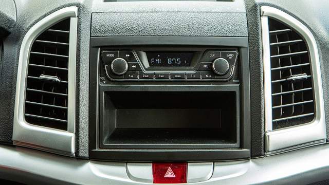 Аудиосистема похожа на зайца-робота из «Ну,погоди». В дорогой версии вместо нее предлагают сенсорную мультимедийку. Но в чём её смысл, если даже за доплату в ней нет навигации