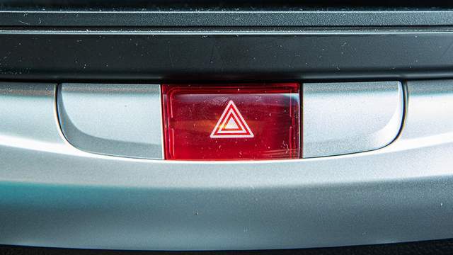 Кнопка аварийки — красным