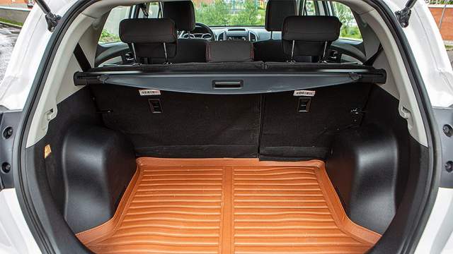 Багажник украсили ковриком оригинального цвета. Охотно верится в заявленные 600 литров, поклажи отсек вмещает довольно много