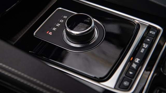 «Автоматом» управляет фирменная шайба. Ниже расположены клавиши переключения ездовых режимов