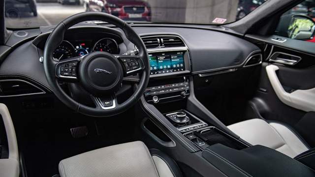 Интерьер F-Pace по-британски консервативен