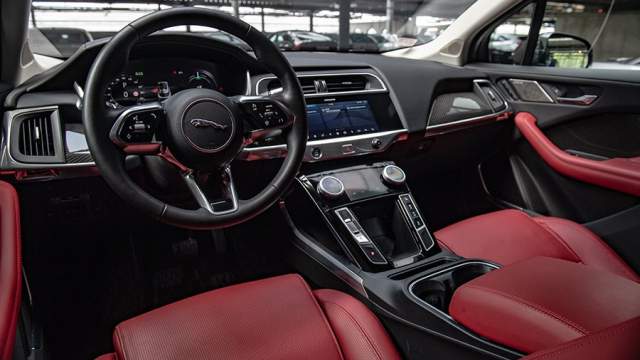 Интерьер I-Pace — сплав новых технологий и старой доброй роскоши