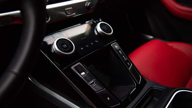 Чтобы отрегулировать интенсивность наддува, шайбу климат-контроля нужно потянуть на себя