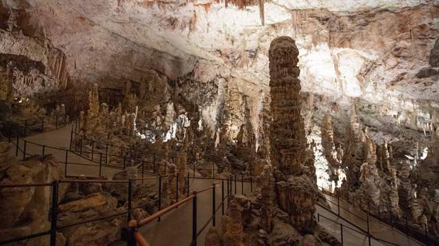 Позже просачивающаяся через породу вода образовала галерею скульптур...