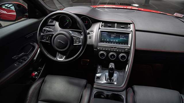 E-Pace внутри пытается быть похожим на спортивный F-Type