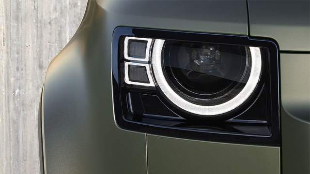 Графика светодиодных фар напоминает о круглой оптике классического Defender...