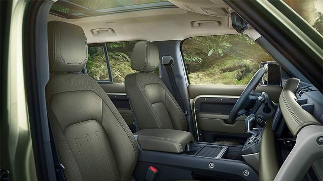 Для нового Defender предлагаются пять уровней оснащения Standard, S, SE, HSE и Defender X. Отделка салона может быть простой...