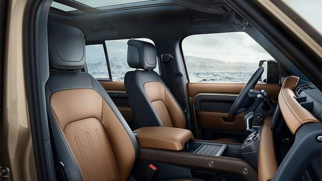 …или премиальной, с кожаными сиденьями и деревянными вставками