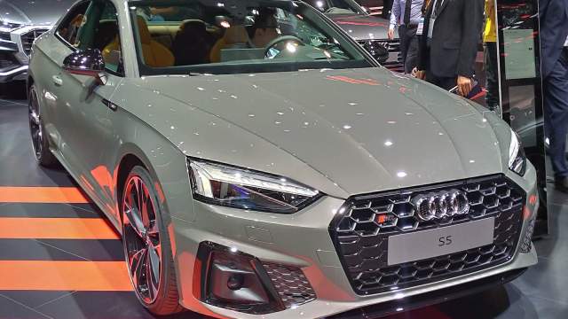 Семейство A5 модернизировали в том же ключе, что и A4, но внешне эти модели меньше — новые бамперы, решетка радиатора, форма фар, которые теперь светодиодные. «Механики» больше нет, а недорогие версии предлагаются только с передним приводом. Кабриолета в России скорее всего не будет