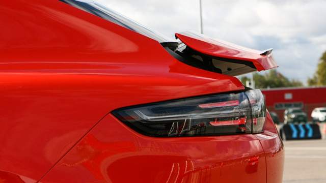 На скорости 90 км/ч и выше поднимается секция, расположенная под задним стеклом