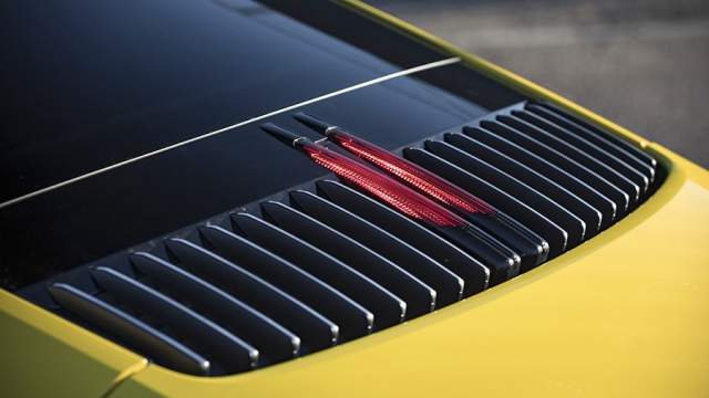 стоп-сигналы  на ребрах над моторным отсеком