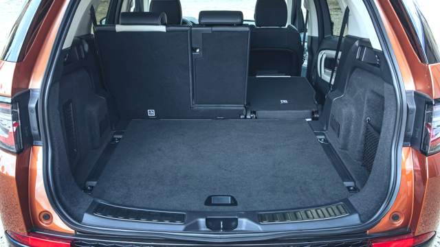  Jaguar Land Rover Багажник объемом 897 л может быть увеличен до 1 794 л, если сложить спинки задних сидений