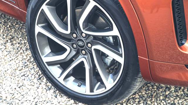 Jaguar Land Rover Максимальный размер дисков — 21 дюйм, а минимальный — 17 дюймов