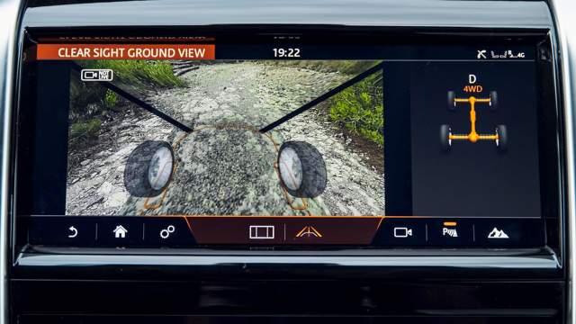 Land Rover Капот перестает быть прозрачным, когда автомобиль стоит или едет быстрее 30 км/ч